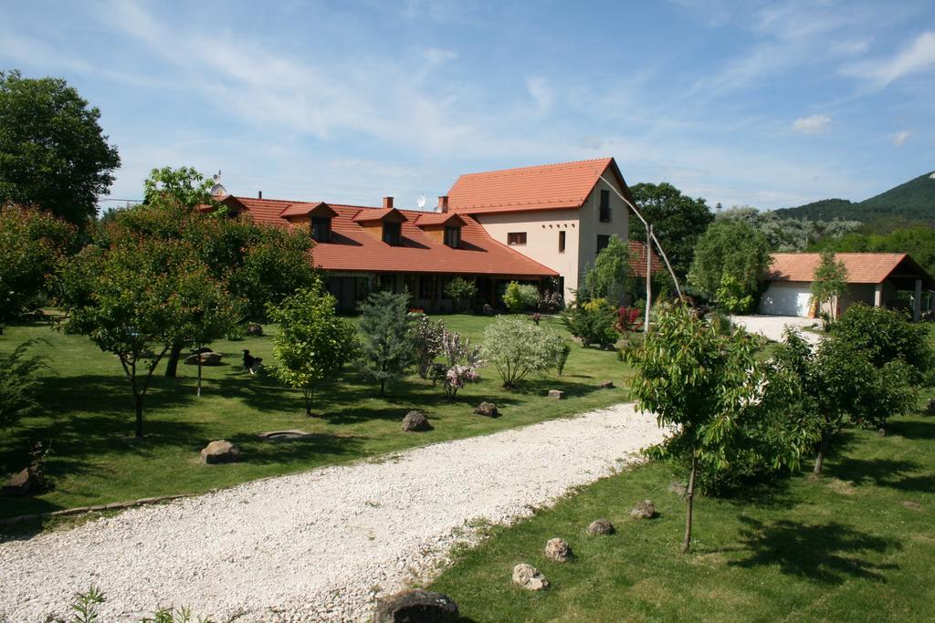 Malomdulo Farmhaz Guest House Pilisborosjeno Exterior photo